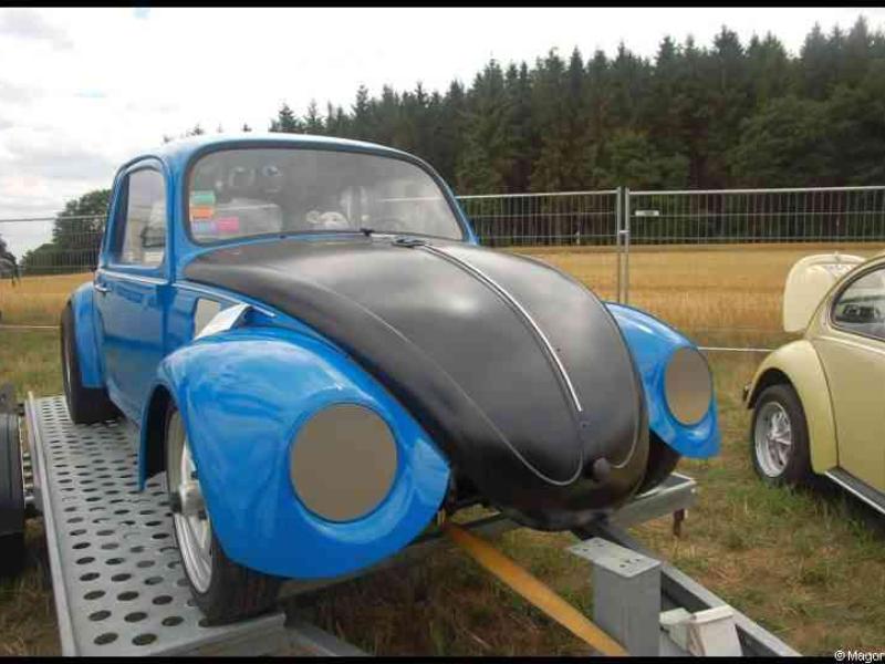 Luxbug 2010: синий кузов и чёрный капот на транспортной платформе в Люксембурге