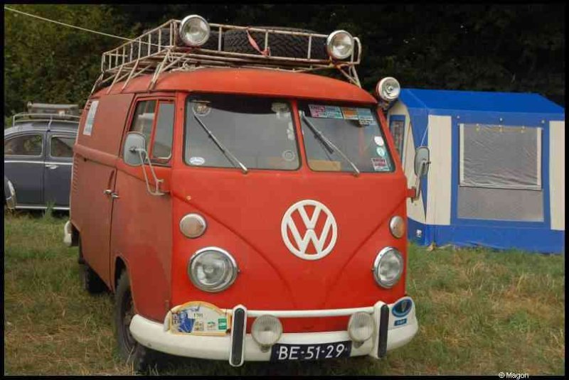 Luxbug 2010: красный VW Type 2 с ржавым багажником и шиной на крыше