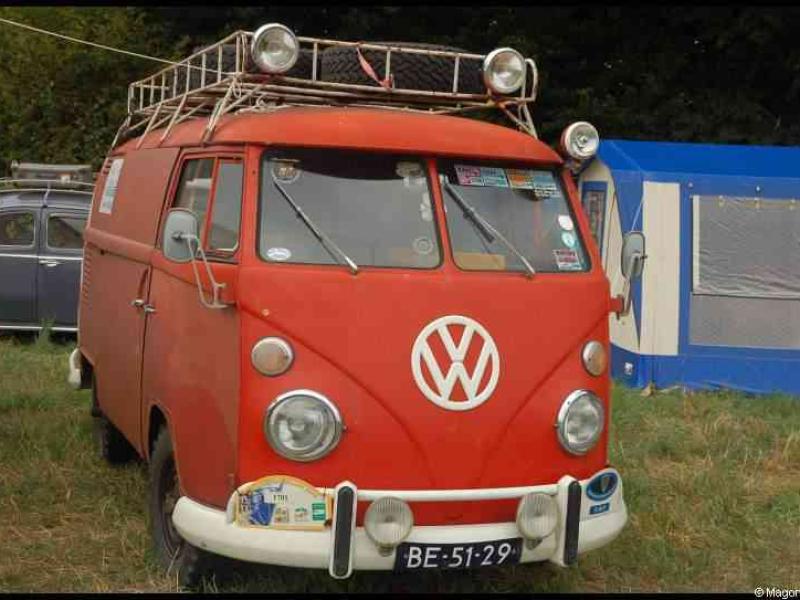Luxbug 2010: красный VW Type 2 с ржавым багажником и шиной на крыше