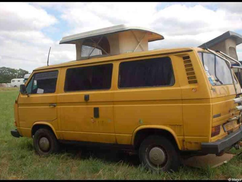 Luxbug 2010: жёлтый фургон с кемпинг-куполом на лугу Люксембурга
