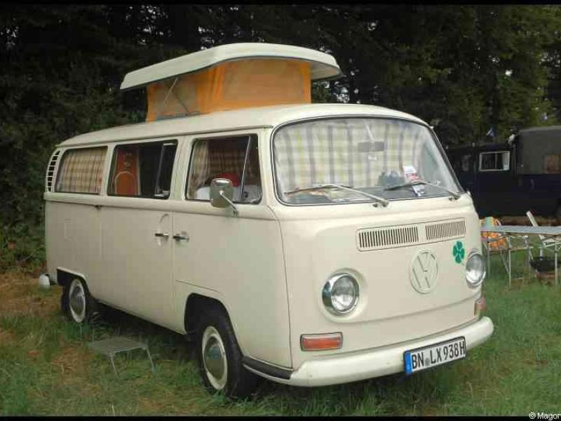 Белый Volkswagen Type 2 с поднятым верхом и желтым куполом на крыше