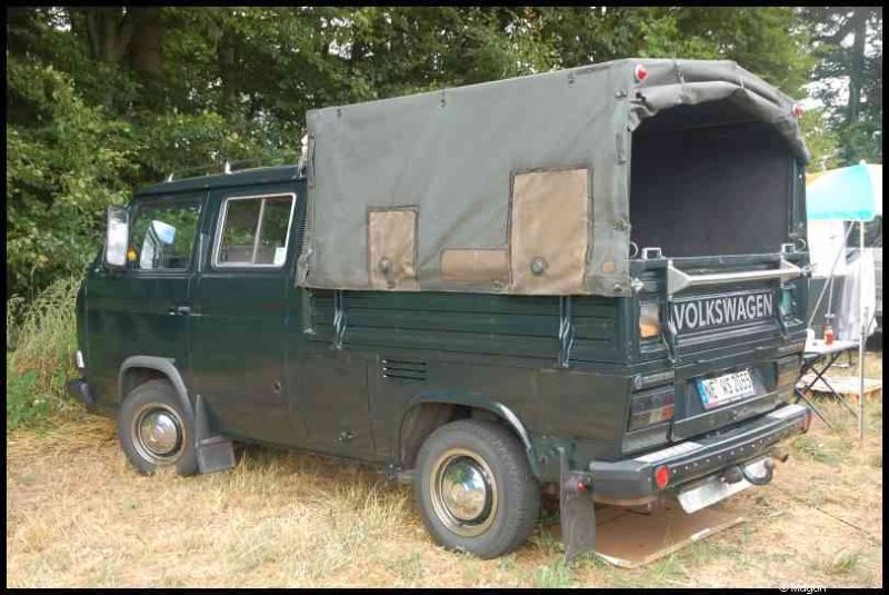 Luxbug 2010: зелёный Volkswagen T3 с тентом на фоне леса