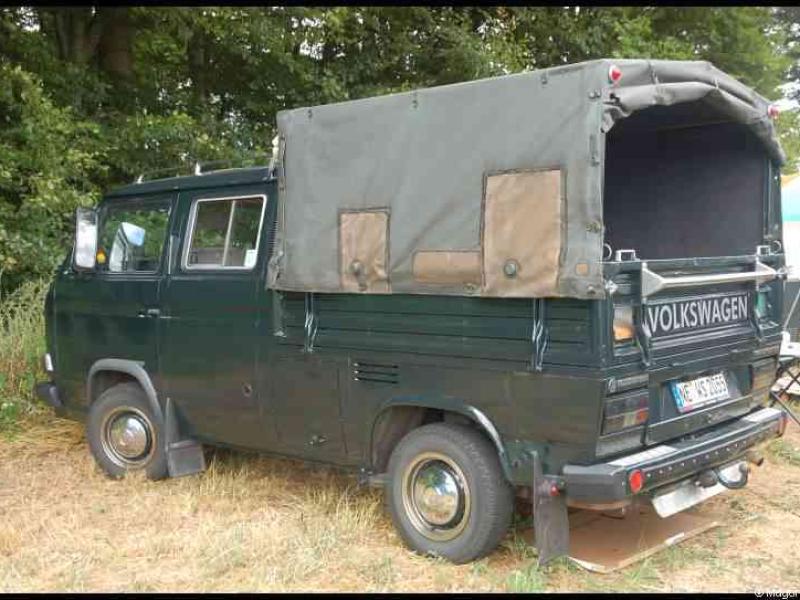 Luxbug 2010: зелёный Volkswagen T3 с тентом на фоне леса