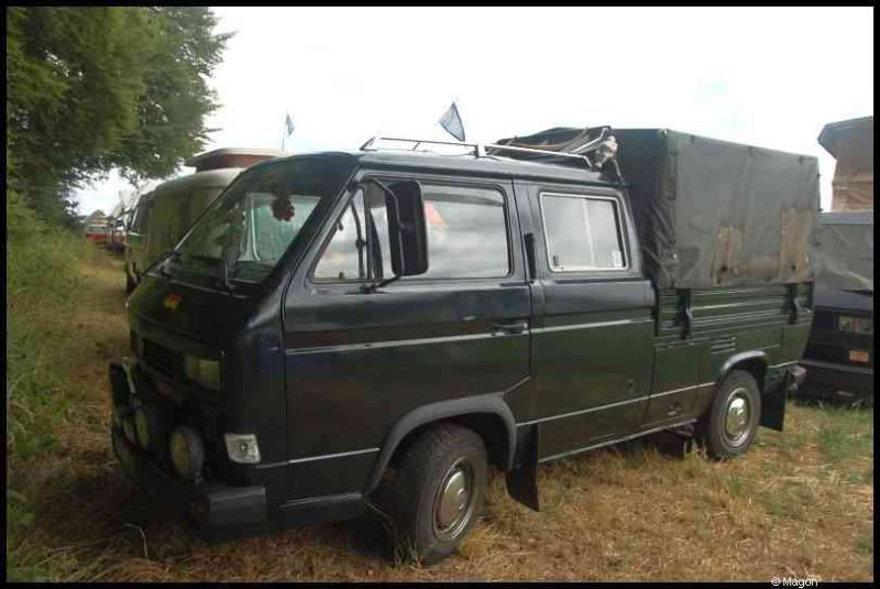 Luxbug 2010: чёрный Volkswagen Transporter с тентом на лугу Люксембурга
