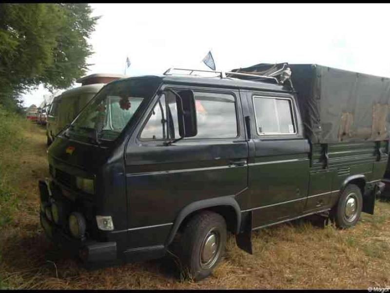Luxbug 2010: чёрный Volkswagen Transporter с тентом на лугу Люксембурга