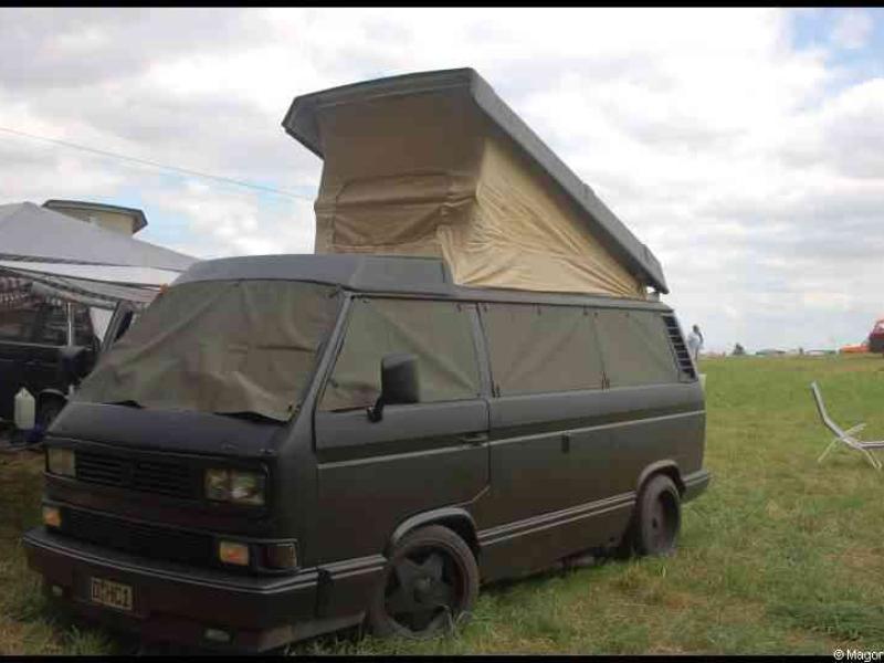 Luxbug 2010: чёрный фургон с кемпинг-капотом на лужайке в Люксембурге