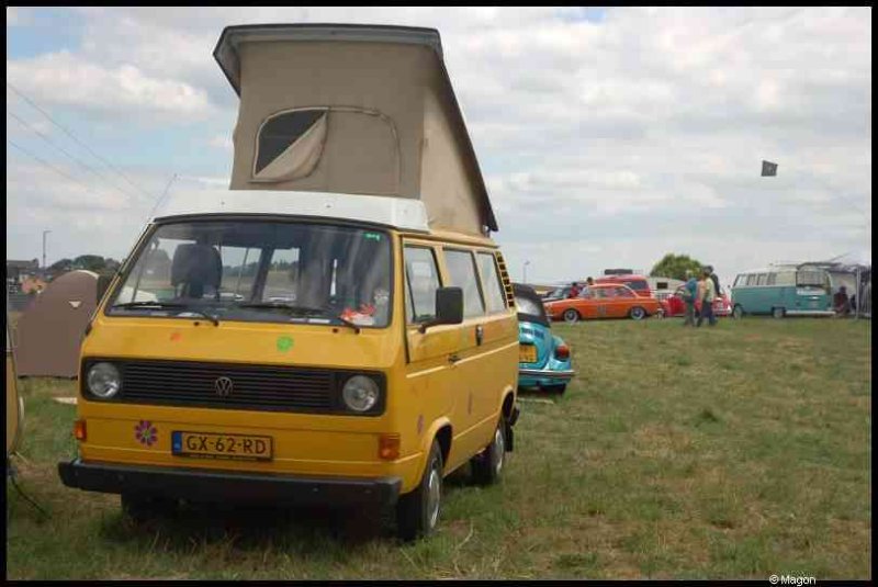 Luxbug 2010: жёлтый VW T3 с кемпинг-капотом на лугу Люксембурга