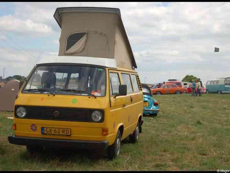 Luxbug 2010: жёлтый VW T3 с кемпинг-капотом на лугу Люксембурга
