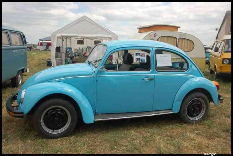Голубой Volkswagen Beetle 1970-х годов на выставке ретроавтомобилей