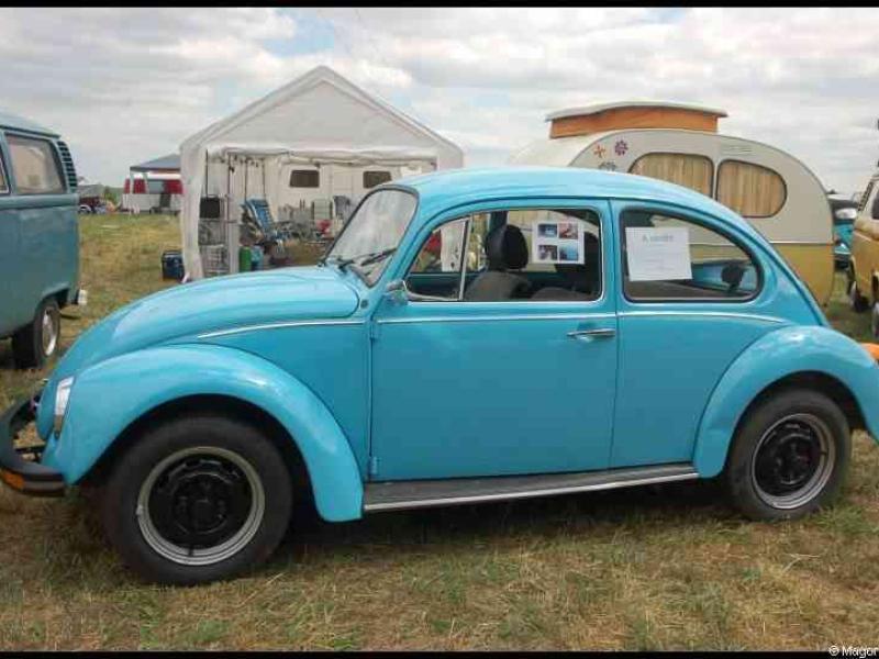 Голубой Volkswagen Beetle 1970-х годов на выставке ретроавтомобилей