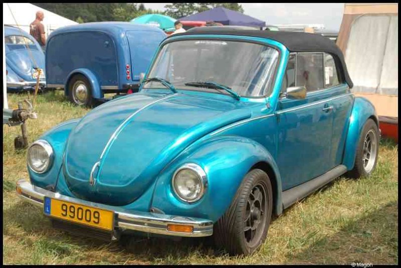 Luxbug 2010: бирюзовый VW Beetle с черным верхом на лужайке в Люксембурге