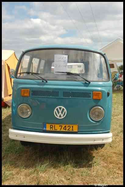 Luxbug 2010: голубой VW Type 2 на лужайке фестиваля в Люксембурге