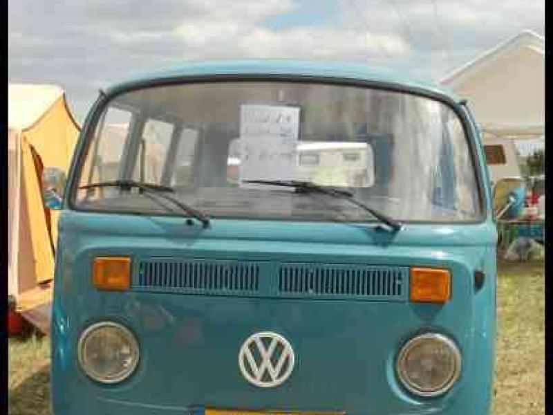 Luxbug 2010: голубой VW Type 2 на лужайке фестиваля в Люксембурге