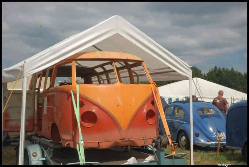 Luxbug 2010: оранжевый VW Type 2 в разборке под навесом в Люксембурге