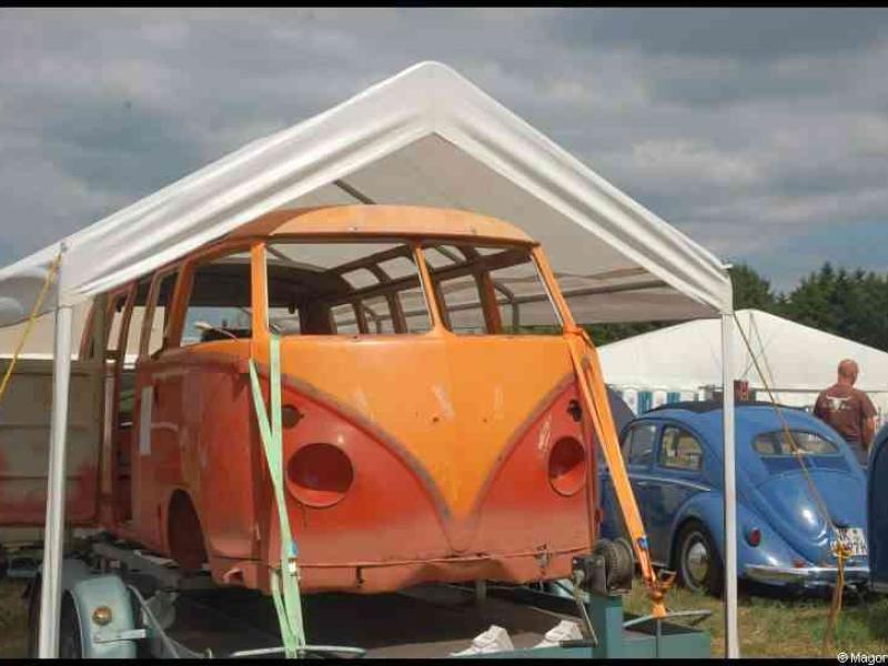 Luxbug 2010: оранжевый VW Type 2 в разборке под навесом в Люксембурге