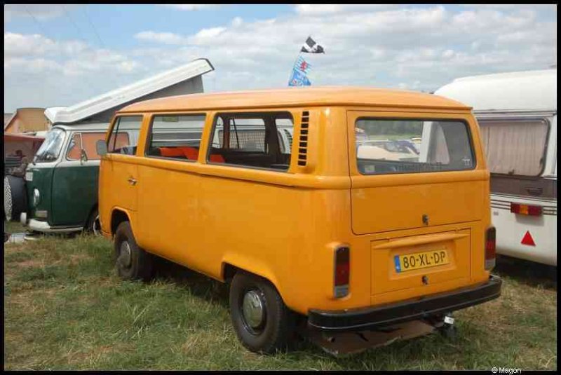 Luxbug 2010: оранжевый VW Type 2 в люксембургском поле