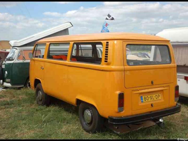 Luxbug 2010: оранжевый VW Type 2 в люксембургском поле
