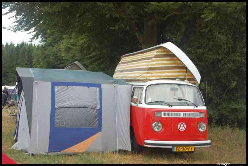 Luxbug 2010: красный VW T2 с кемпинговым навесом у деревьев в Люксембурге