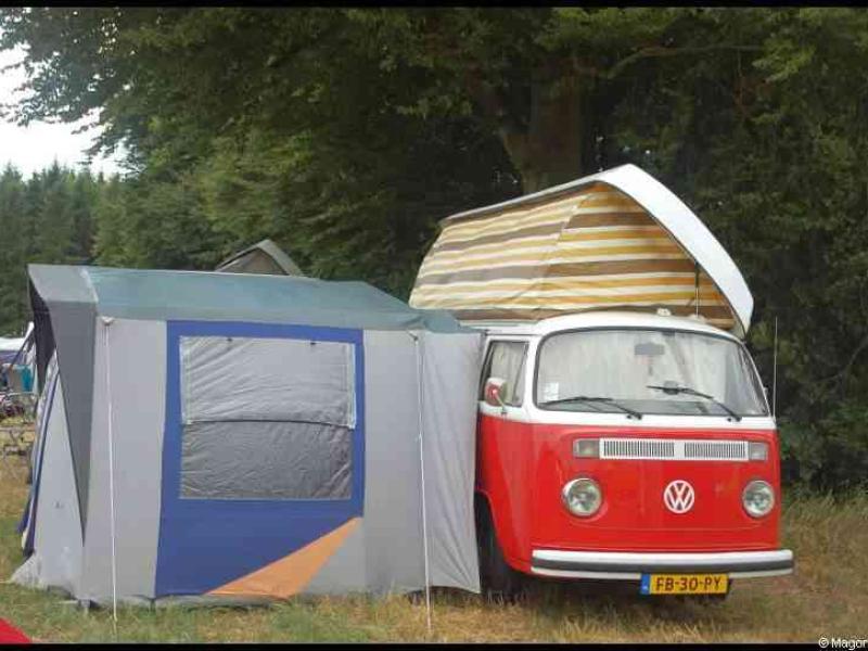 Luxbug 2010: красный VW T2 с кемпинговым навесом у деревьев в Люксембурге