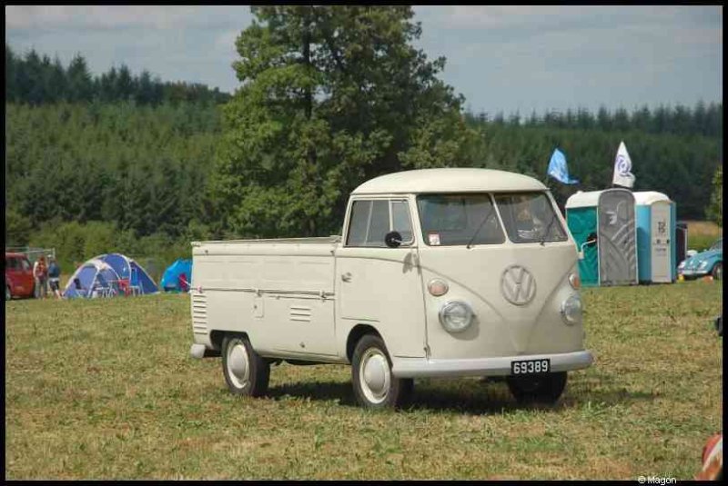 Luxbug 2010: белый Volkswagen Type 2 Pick-up на лужайке фестиваля в Люксембурге