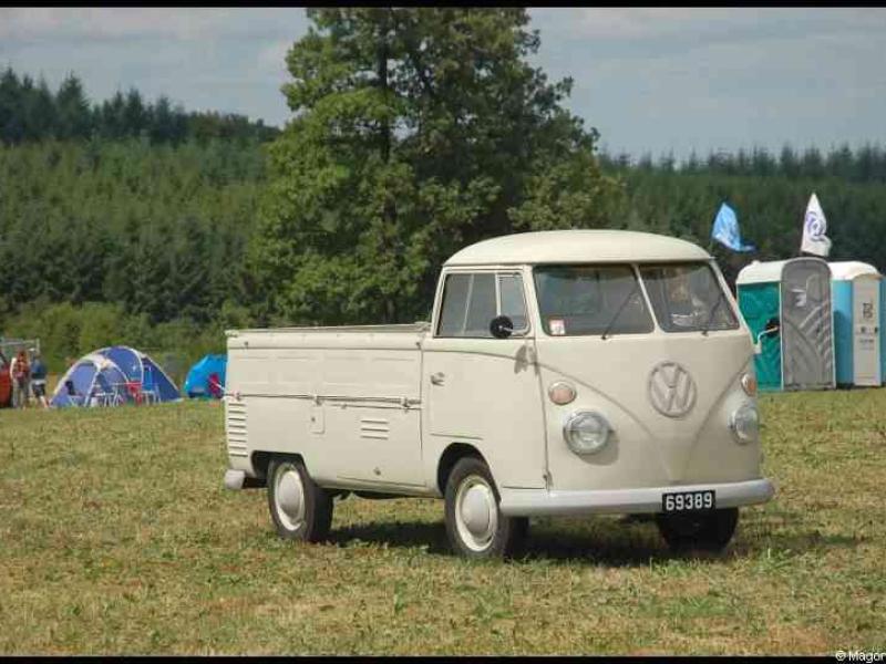 Luxbug 2010: белый Volkswagen Type 2 Pick-up на лужайке фестиваля в Люксембурге