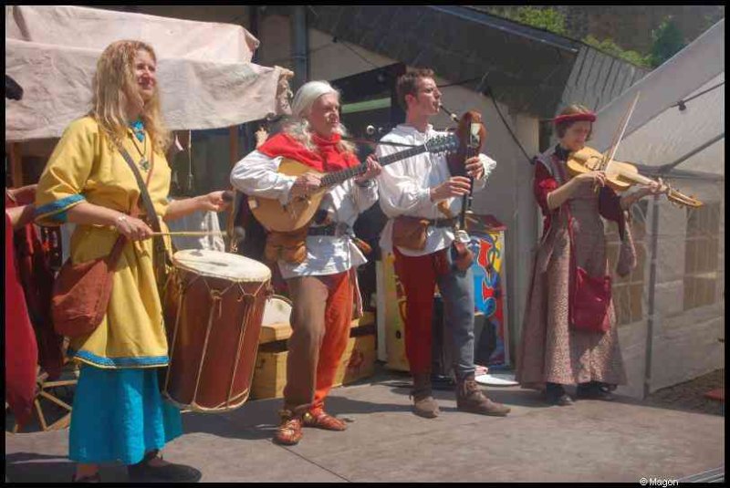 Medieval Festival Useldange, Люксембург: музыканты в костюмах эпохи на сцене под тентом