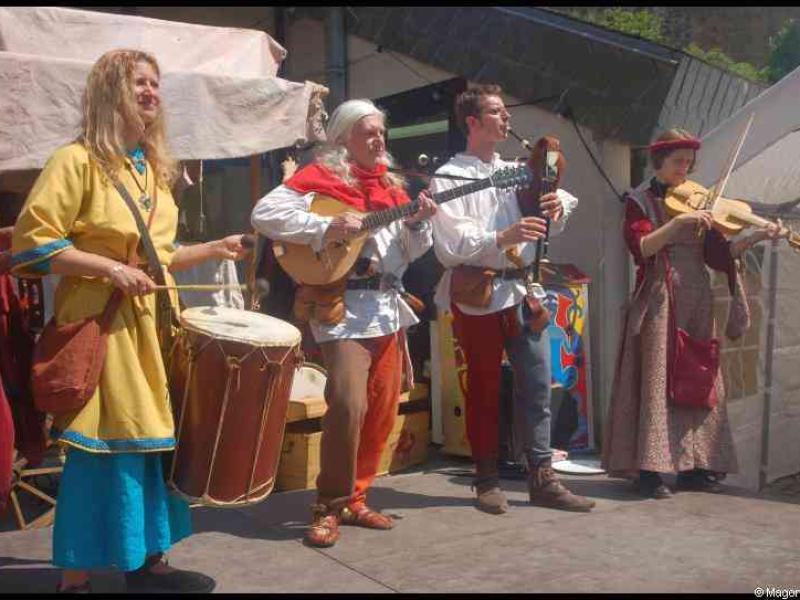 Medieval Festival Useldange, Люксембург: музыканты в костюмах эпохи на сцене под тентом
