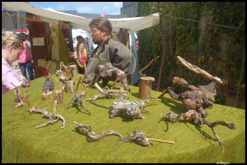 Medieval Festival Useldange, Люксембург: ручная работа из дерева и камня на зелёном столе