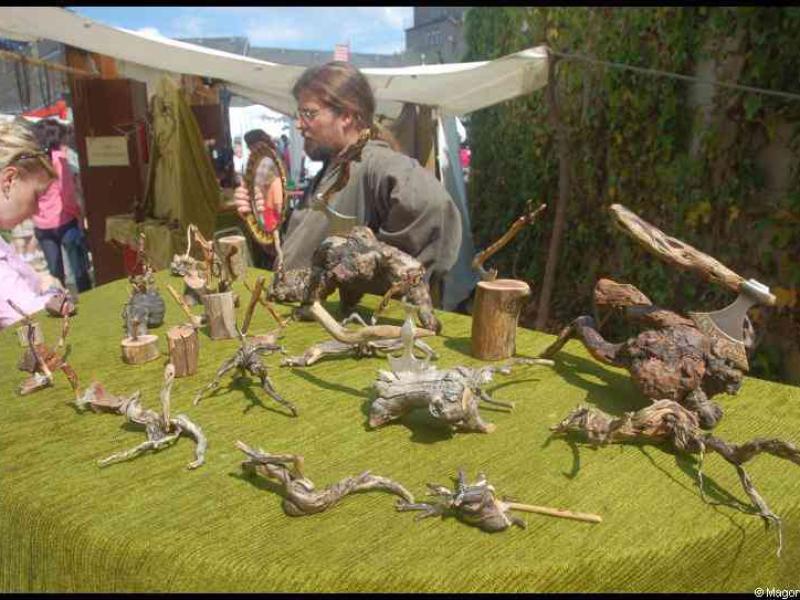 Medieval Festival Useldange, Люксембург: ручная работа из дерева и камня на зелёном столе
