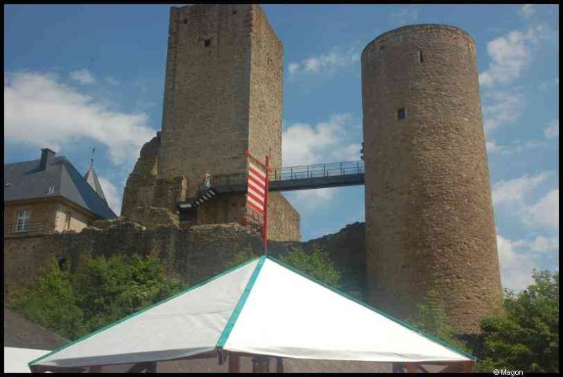 Useldange Medieval Festival: каменные башни и мост между ними в Люксембурге