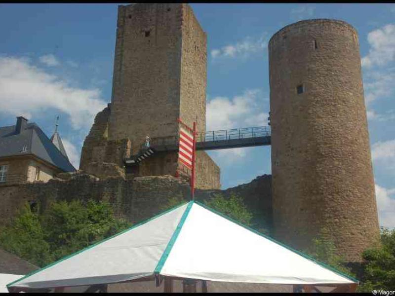 Useldange Medieval Festival: каменные башни и мост между ними в Люксембурге