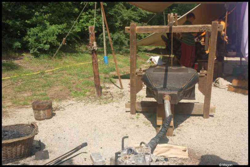 Medieval Festival Useldange, Люксембург: кузнечная установка с тяжёлым молотом