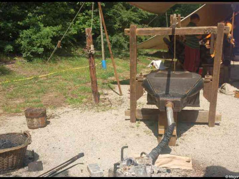 Medieval Festival Useldange, Люксембург: кузнечная установка с тяжёлым молотом