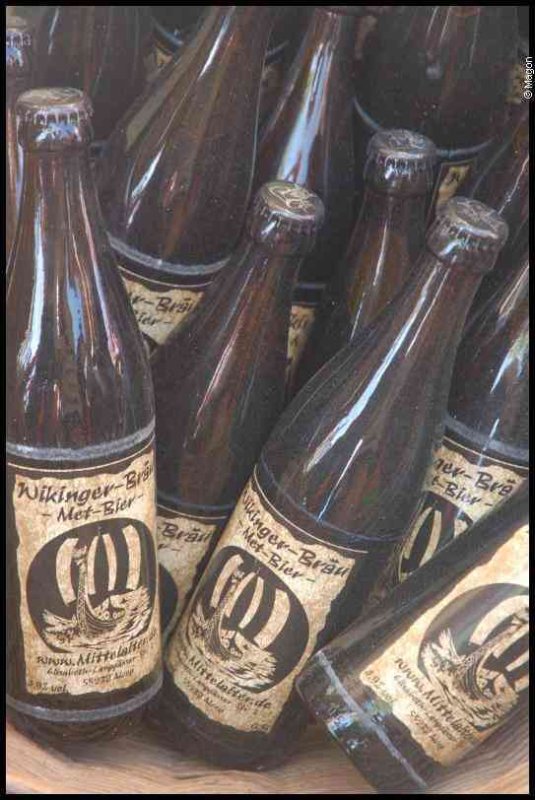 Wikinger-Bräu-Met-Bier в бутылках на средневековом фестивале Useldange, Люксембург