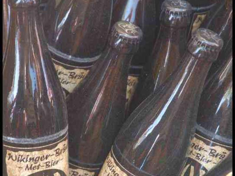 Wikinger-Bräu-Met-Bier в бутылках на средневековом фестивале Useldange, Люксембург