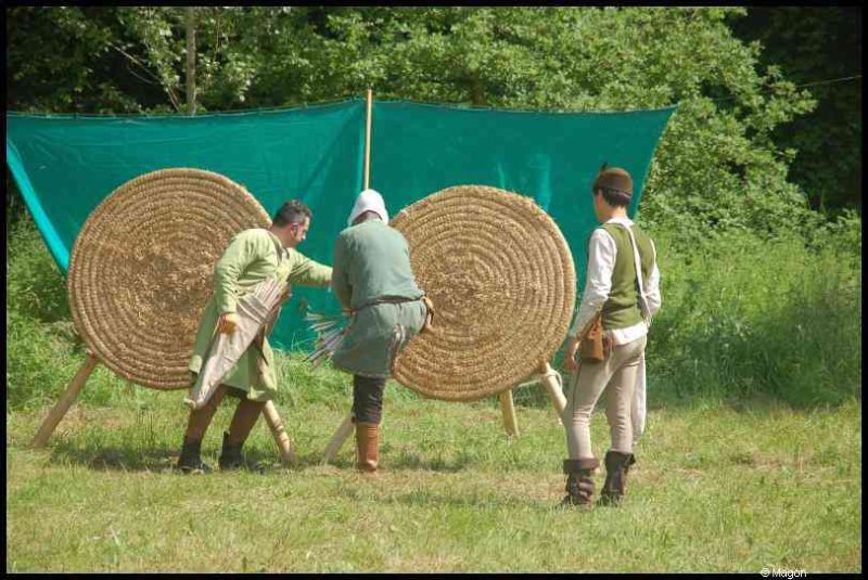 Medieval Festival Useldange, Люксембург: стрельба из лука у соломенных мишеней