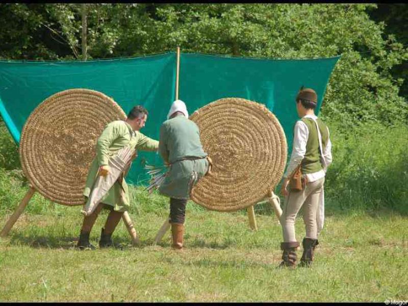 Medieval Festival Useldange, Люксембург: стрельба из лука у соломенных мишеней