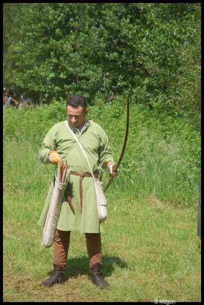 Medieval Festival Useldange, Люксембург: лучник в зелёном кафтане с луком и колчаном