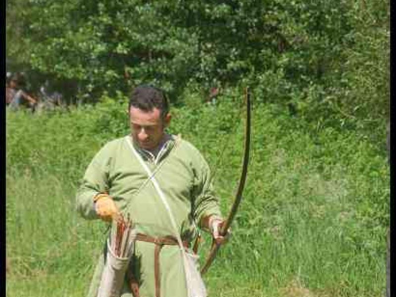 Medieval Festival Useldange, Люксембург: лучник в зелёном кафтане с луком и колчаном