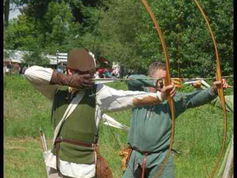 Medieval Festival Useldange, Люксембург: два лучника в полной экипировке
