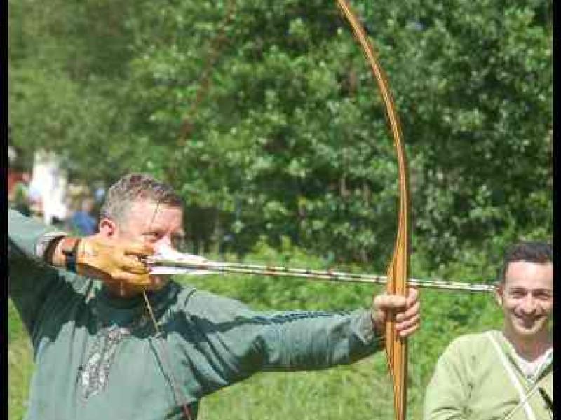 Medieval Festival Useldange, Люксембург: традиционный лук из рога и дерева в действии