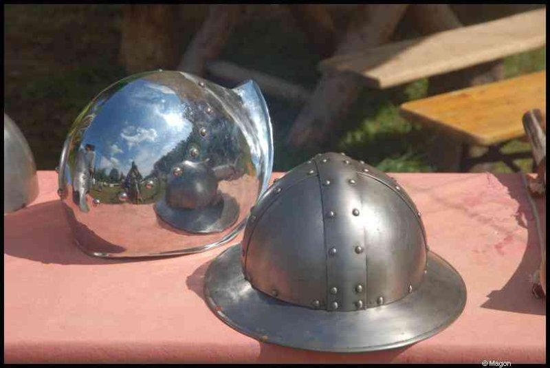 Medieval Festival Useldange, Люксембург: два шлема на розовом столе