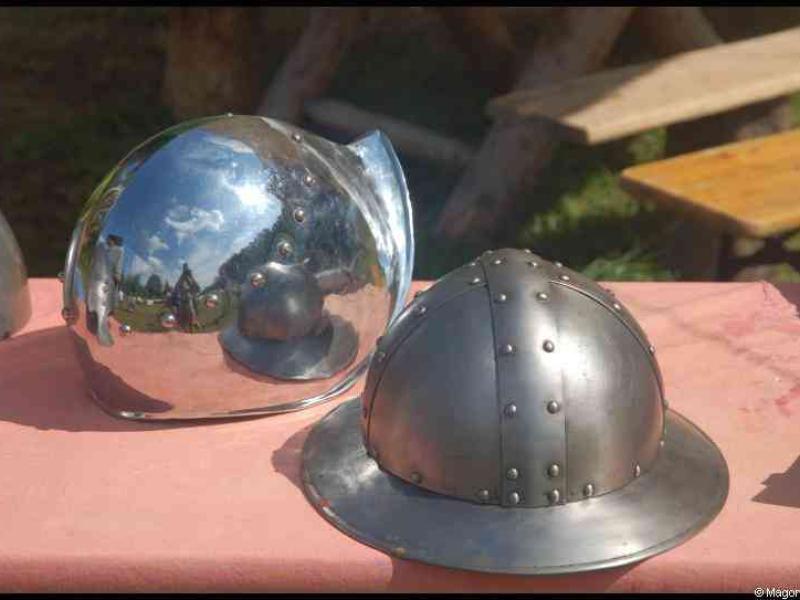 Medieval Festival Useldange, Люксембург: два шлема на розовом столе