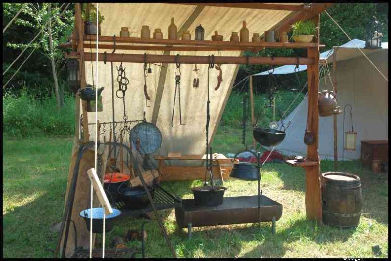 Medieval Festival Useldange, Люксембург: кухонная станция под пологом из холста