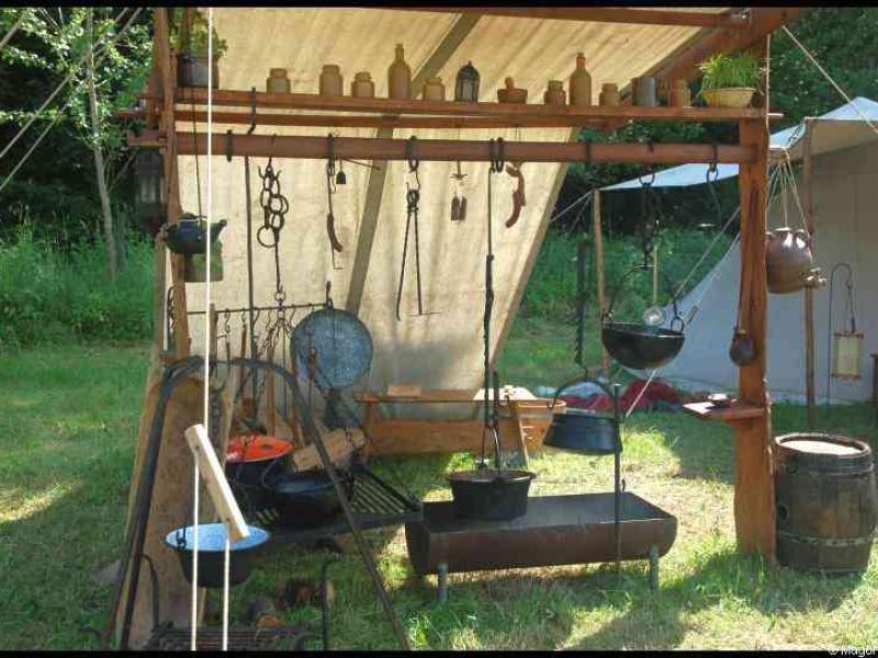 Medieval Festival Useldange, Люксембург: кухонная станция под пологом из холста