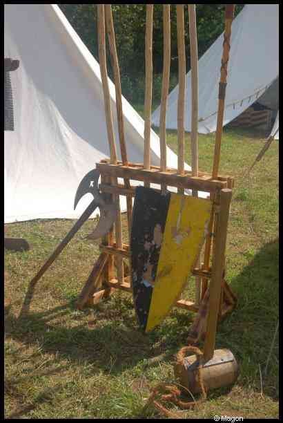 Medieval Festival Useldange, Люксембург: деревянный стенд с щитом и топором