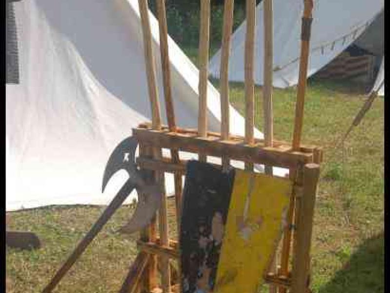 Medieval Festival Useldange, Люксембург: деревянный стенд с щитом и топором