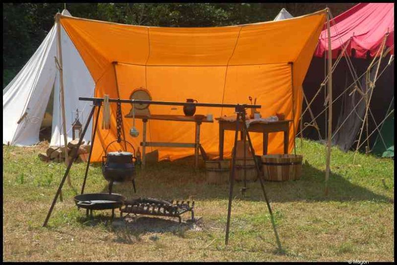 Medieval Festival Useldange, Люксембург: костёр, котёл и оранжевый навес
