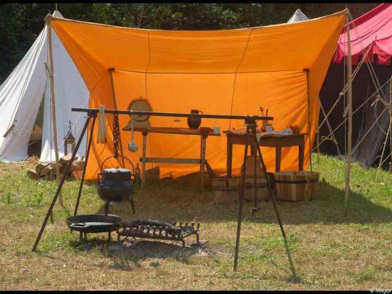 Medieval Festival Useldange, Люксембург: костёр, котёл и оранжевый навес
