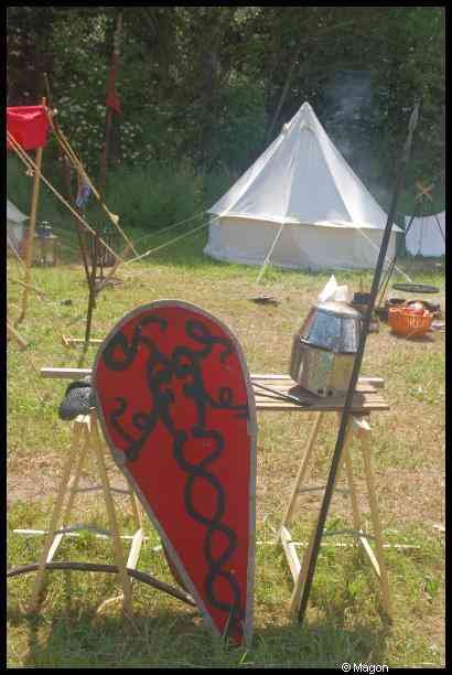 Medieval Festival Useldange, Люксембург: красный щит с змеевидным узором у деревянного стола